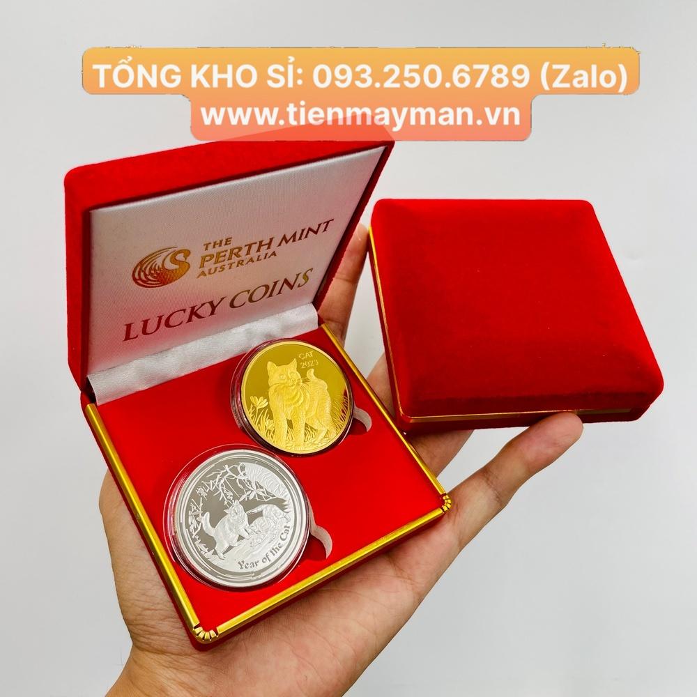 Tiền Xu May Mắn - Combo 2 Đồng Xu hình con Mèo Vàng Bạc Lì Xì Tết 2023 của Úc + hộp nhung đỏ, Lì Xì Tết - NELI
