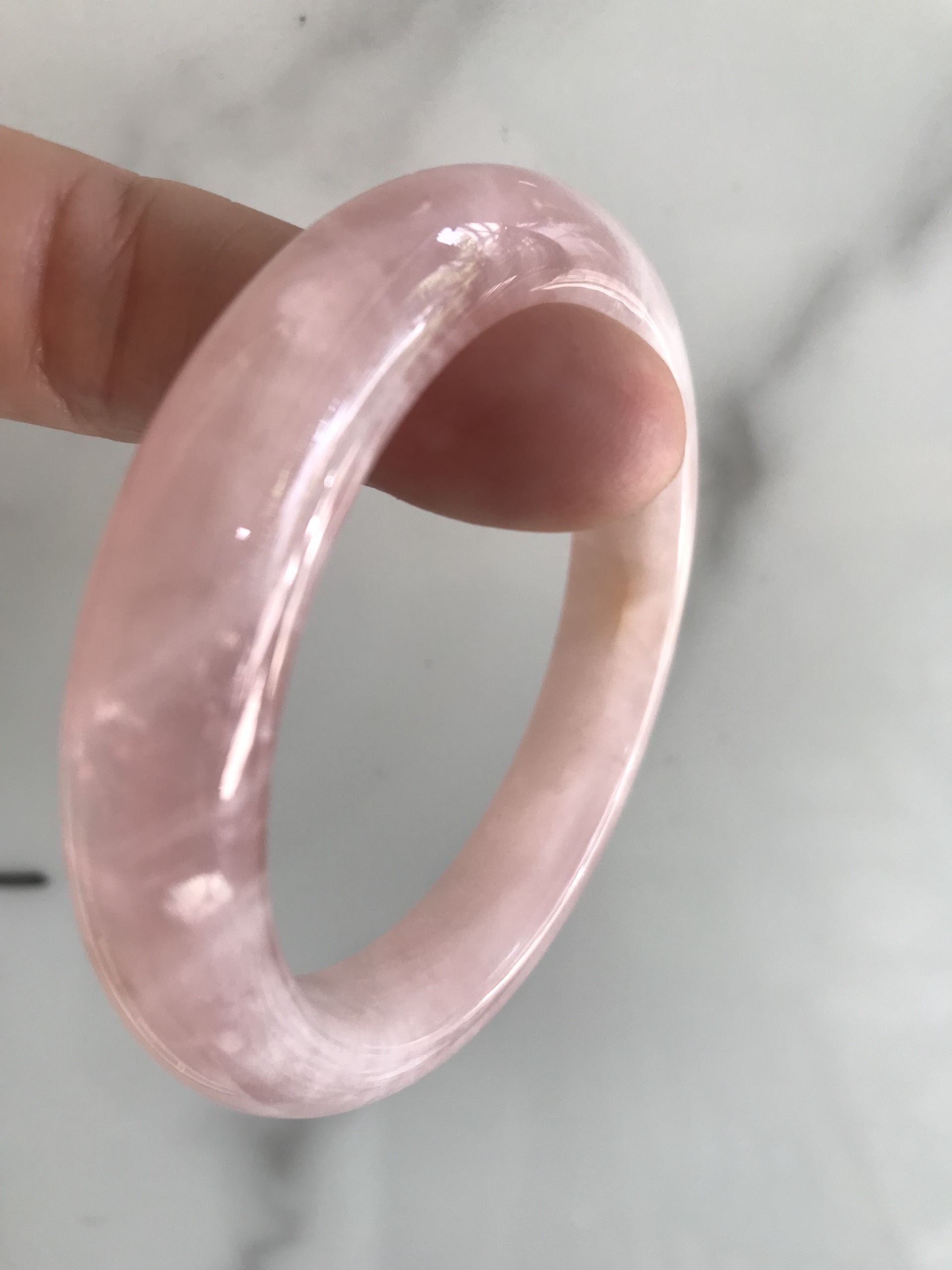 Vòng Thạch Anh Hồng Tự Nhiên Bản Hẹ Mới đẹp Ni 54mm Cao 12mm Dầy 8mm Màu Hồng tươi xinh bóng đẹp Nữ mệnh Hỏa mệnh Thổ tay vừa đeo 50kg - 54 kg ạ