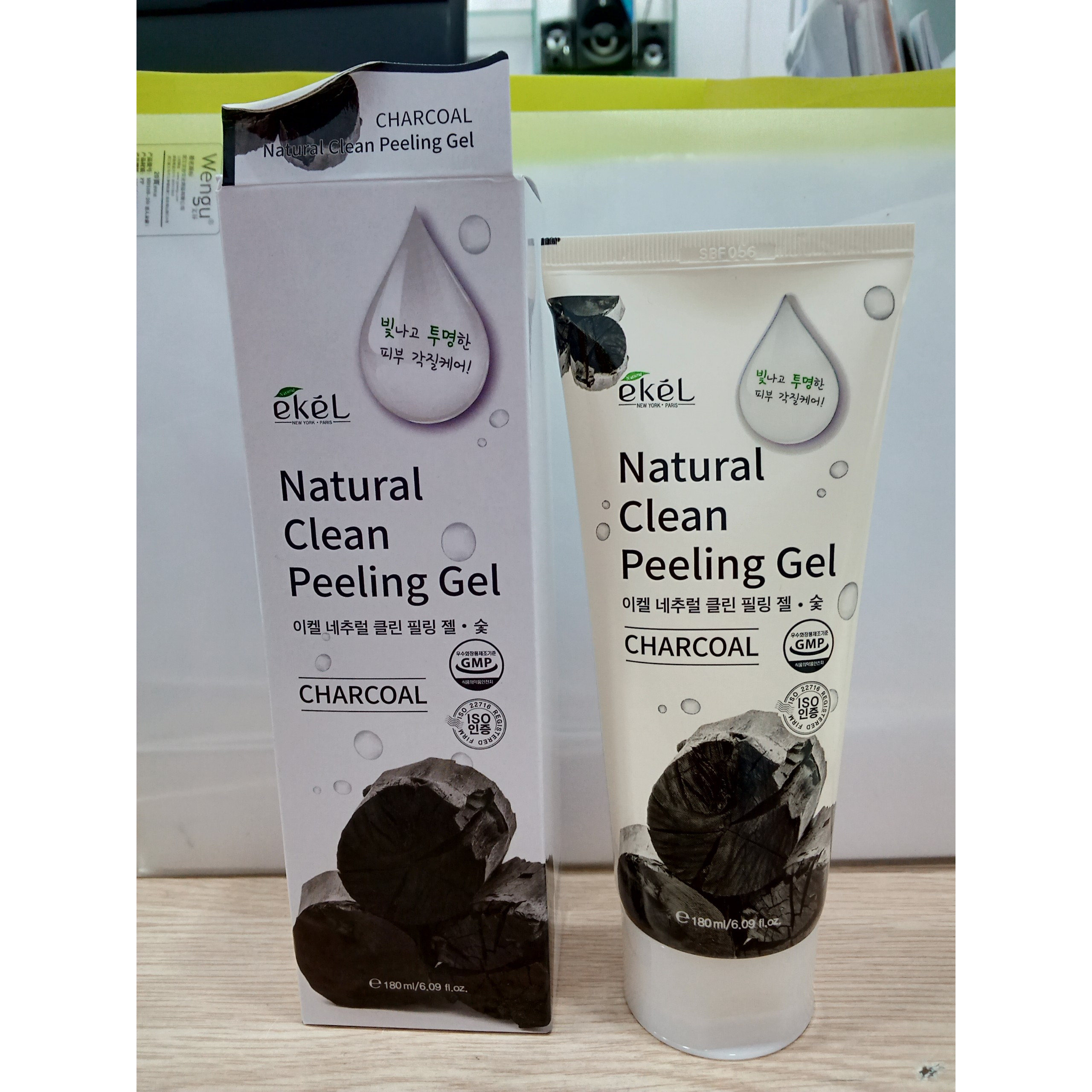 Gel Tẩy Tế bào Chết Than - Ekel Natural Clean Peeling Gel Charcoal 180ml (Tặng 2 mặt nạ Jant Blanc)