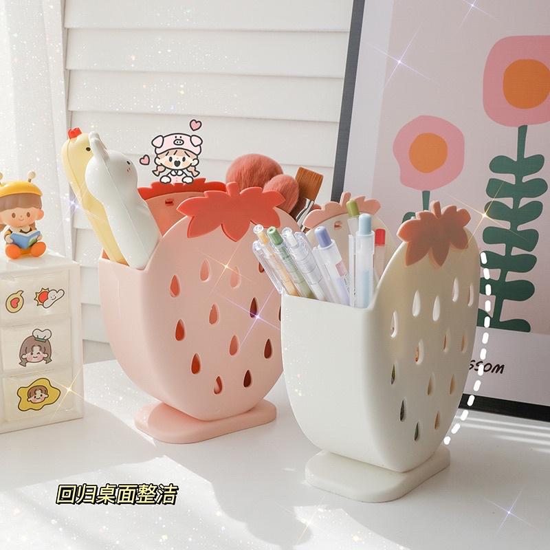 Khay cắm bút cọ trang điểm đa năng 2 ngăn decor bàn hình TRÁI DÂU cute- Ống cắm đũa muỗng có lỗ thoát nước hình trái dâu