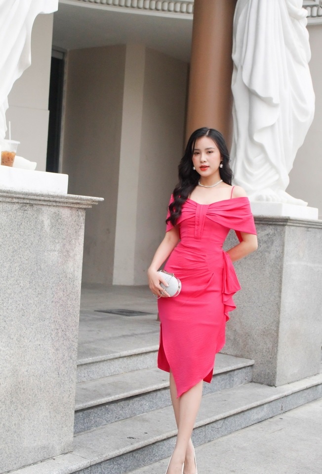 Đầm ôm lụa lạnh trễ vai tà xéo đi tiệc cực kỳ quyến rũ