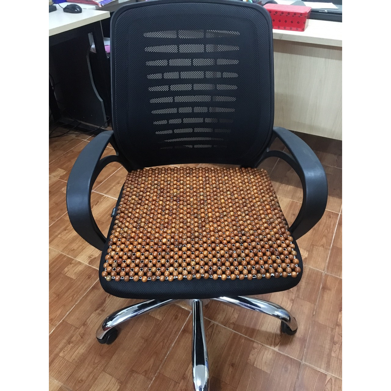 Đệm vuông lót ghế văn phòng hạt gỗ hương đỏ loại hạt 1,2cm ( hình ảnh thật )