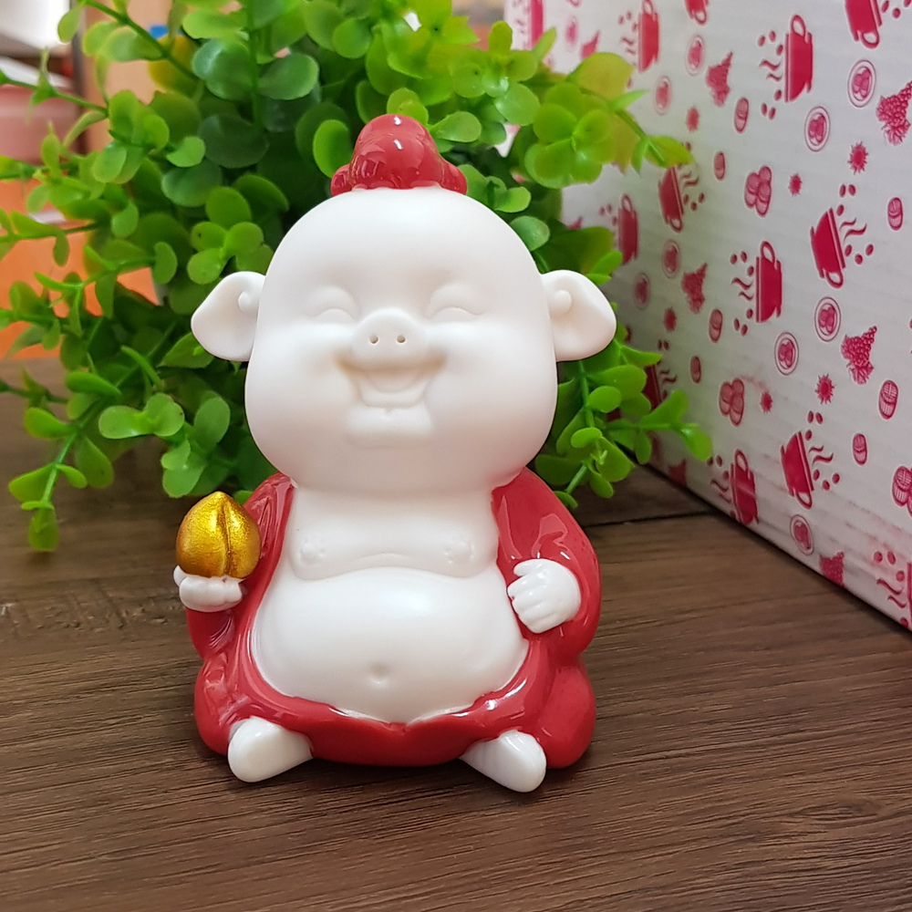 Tượng chibi chú Heo áo đỏ may mắn - cầm trái đào tiên