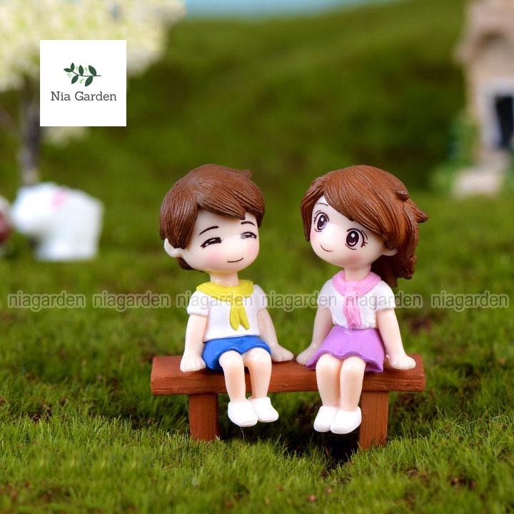 Cặp đôi tiểu cảnh tượng học sinh quàng khăn ngồi ghế trang trí vườn chậu cây terarium hồ cá Nia Garden N5