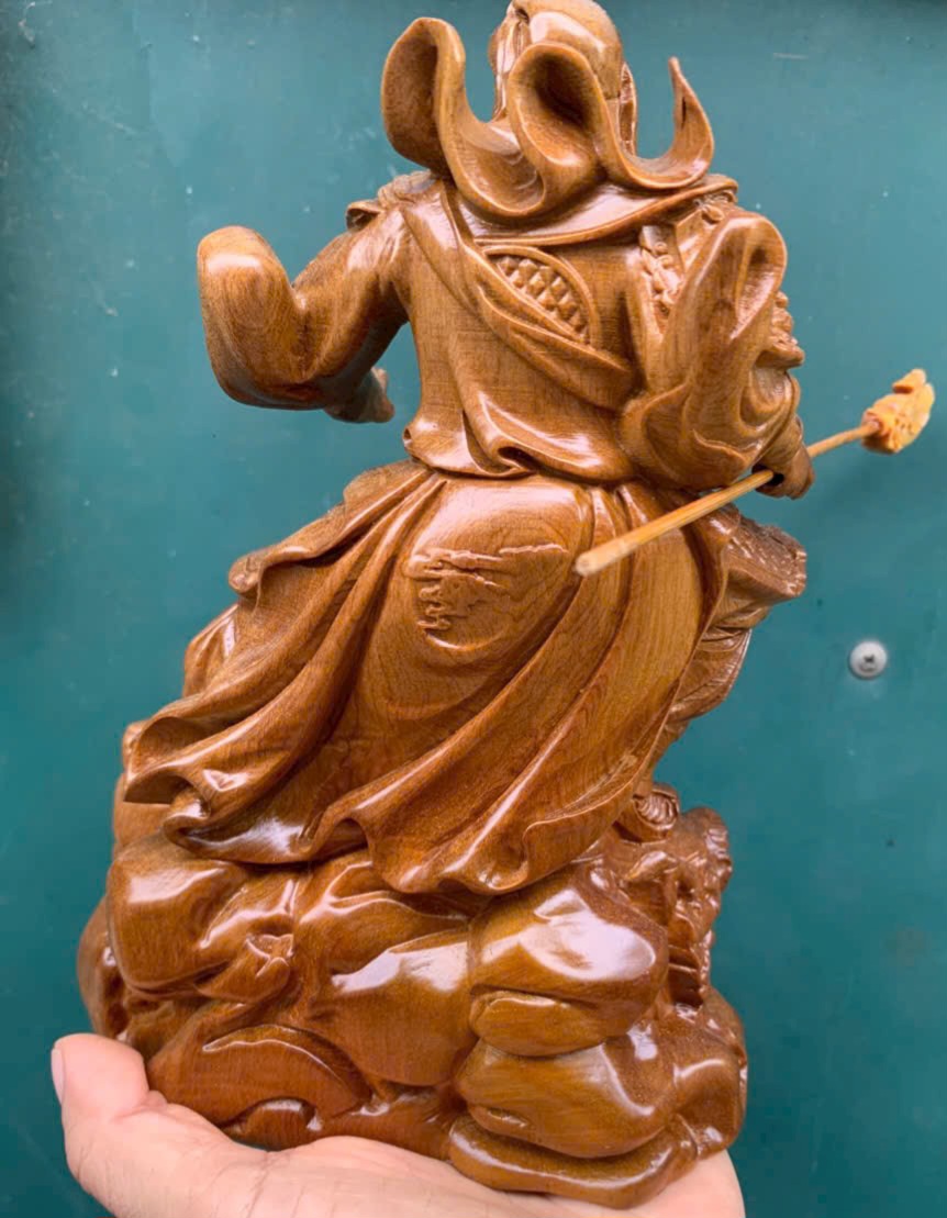 Tượng quan công đứng trên đầu hổ bằng gỗ bách xanh thơm nức kt cao 20×15×8cm