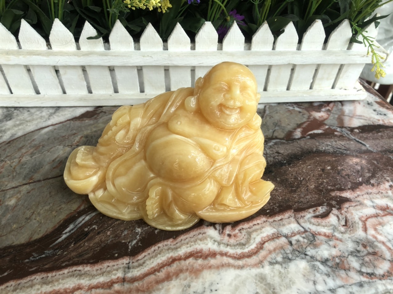 Tượng Phật Di Lặc ngồi trên thỏi vàng chiêu nạp tài lộc phong thủy đá ngọc hoàng long - Dài 16cm
