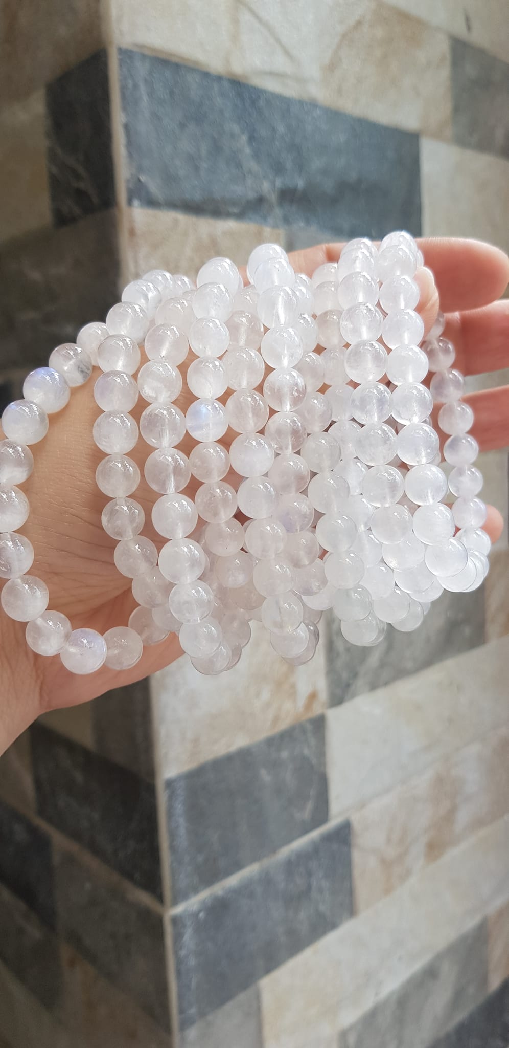 Vòng tay phong thuỷ may mắn moon trắng tự nhiên 8mm hay đá ánh trăng trắng trong bóng đẹp size vòng hạt 8mm màu trắng trong sáng tươi đẹp chuẩn hợp nữ mệnh kim mệnh thuỷ đeo ạ
