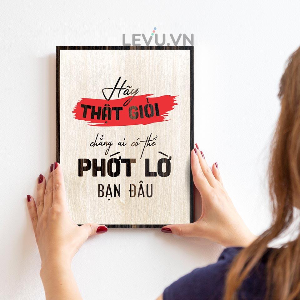 Tranh Gỗ khắc chữ LEVU LV090 "Hãy thật giỏi chẳng ai có thể phớt lờ bạn đâu"