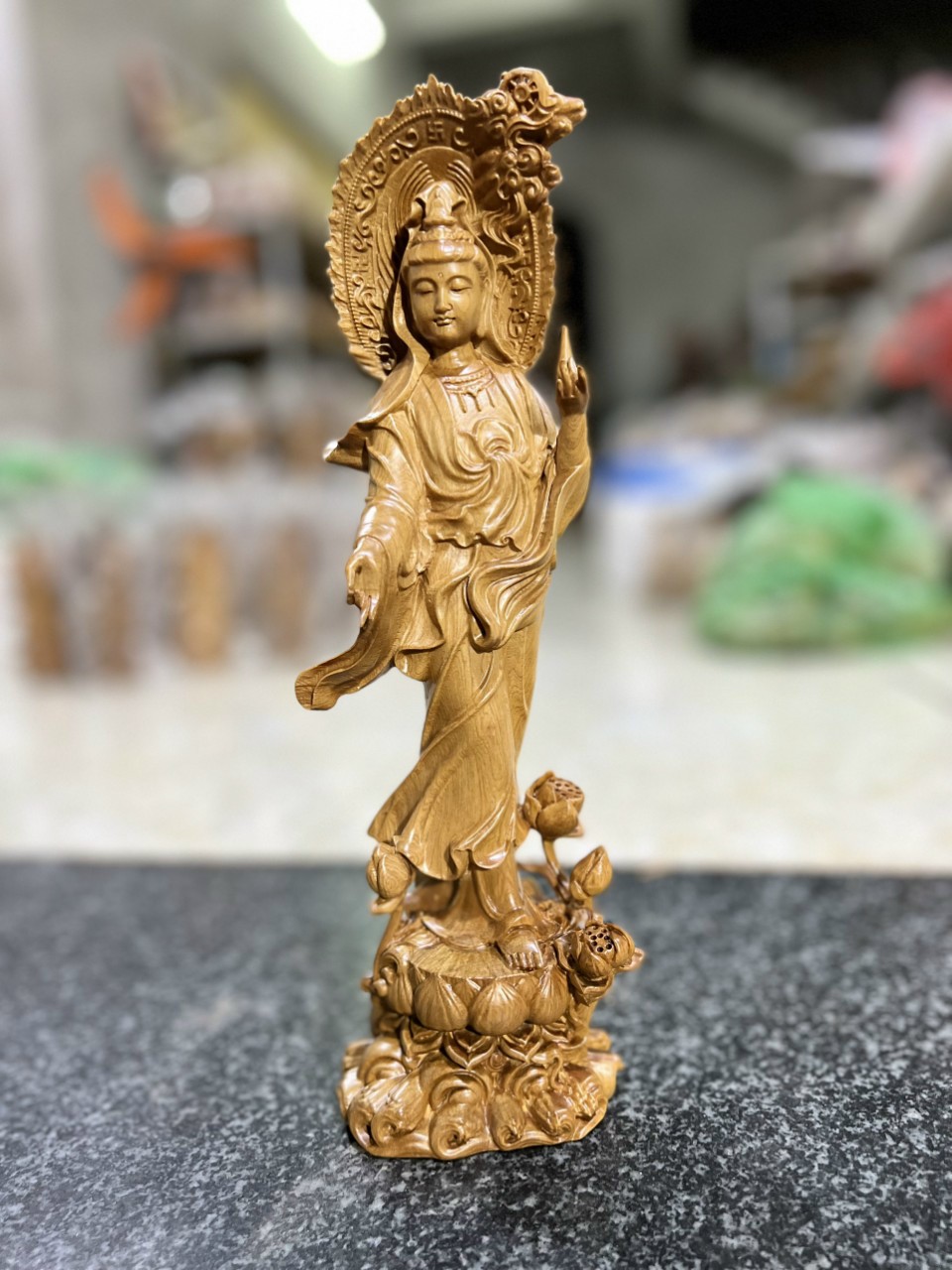 PHẬT BÀ QUAN ÂM BỒ TÁT ĐỨNG TỌA SEN BẰNG GỖ BÁCH XANH THƠM NỨC KT CAO 30×10×9CM