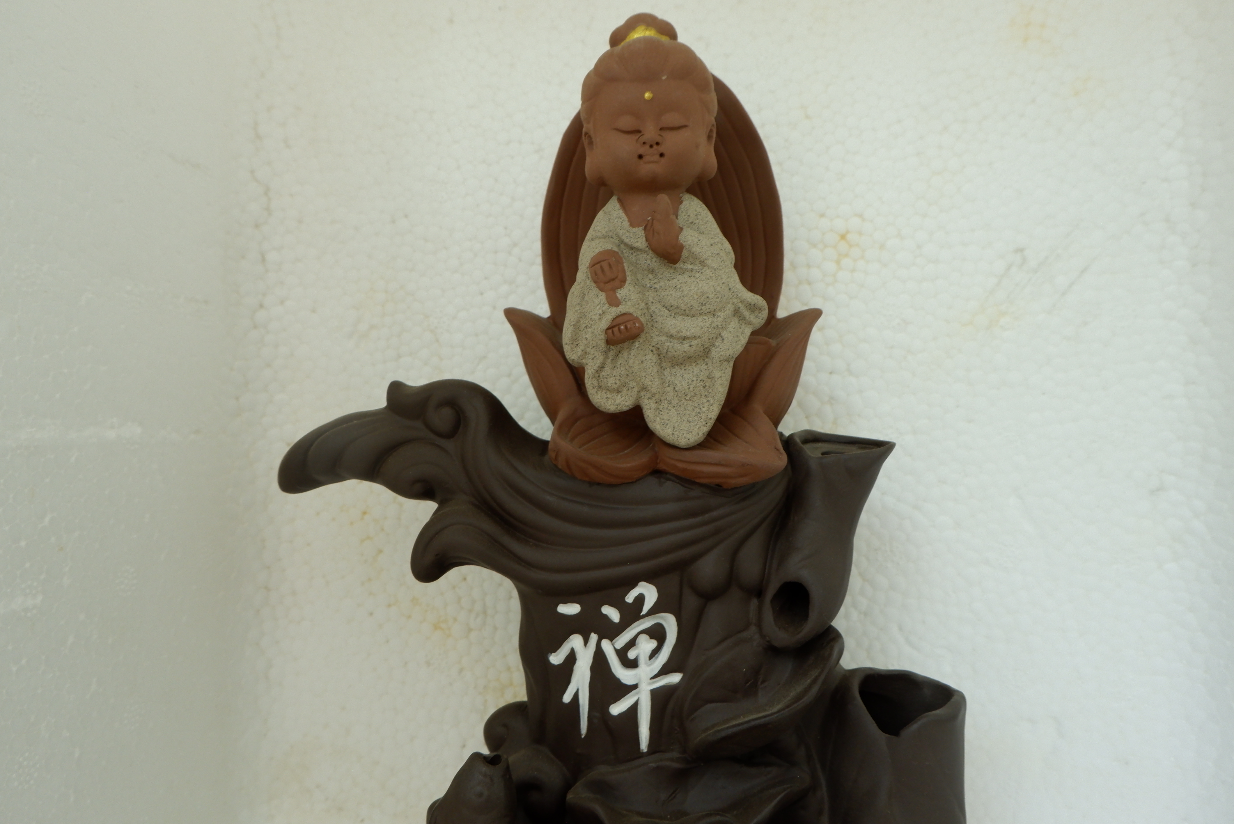 Thác khói Phật xông trầm ngồi đế sen