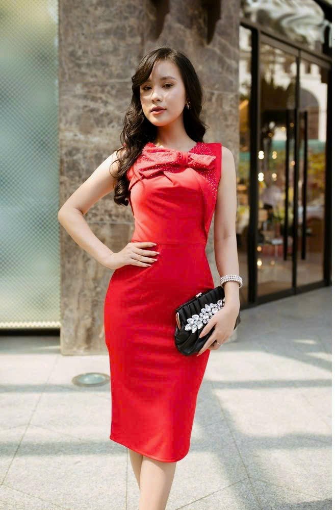 ĐẦM BODY THIẾT KẾ CỔ NƠ KẾT HẠT