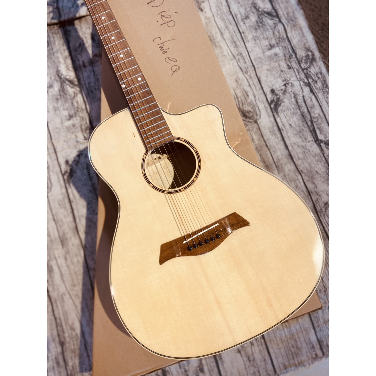 Guitar Acoustic có ty Giá rẻ vô địch (Guitar Sao Việt)