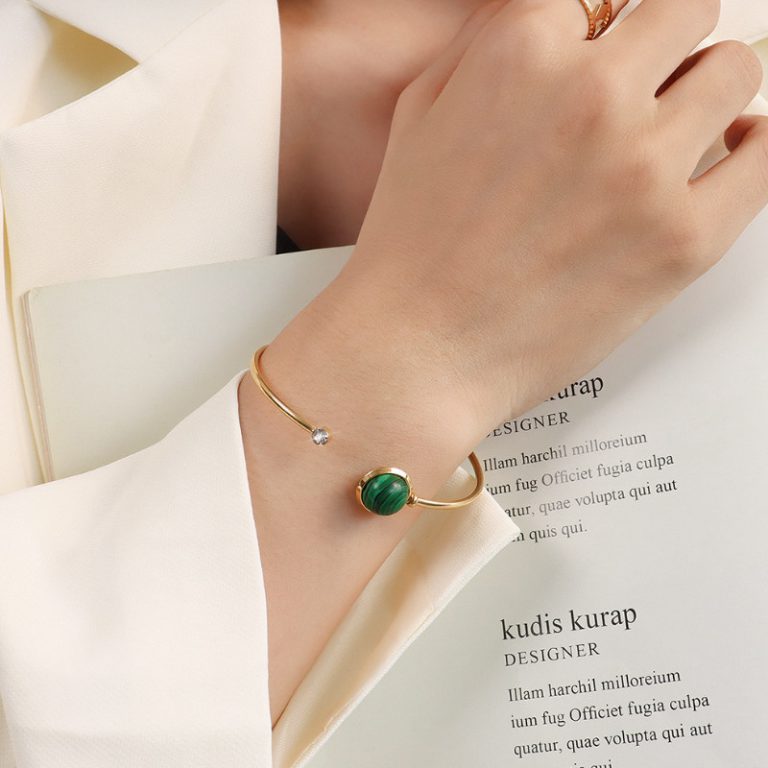 Vòng Tay Nữ Đá Xanh Titan Ko Han Rỉ TT 3785