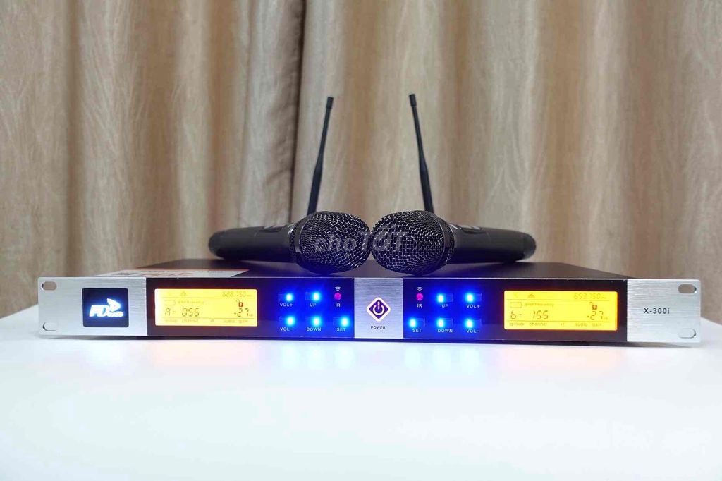 Micro Không Dây CMAUDIO Model MD 300i hàng chính hãng nhập khẩu Cao Cấp-Chế Độ Tự Ngắt-Tặng Kèm Combo khay sạc pin tiểu + 4 viên pin 1200mah