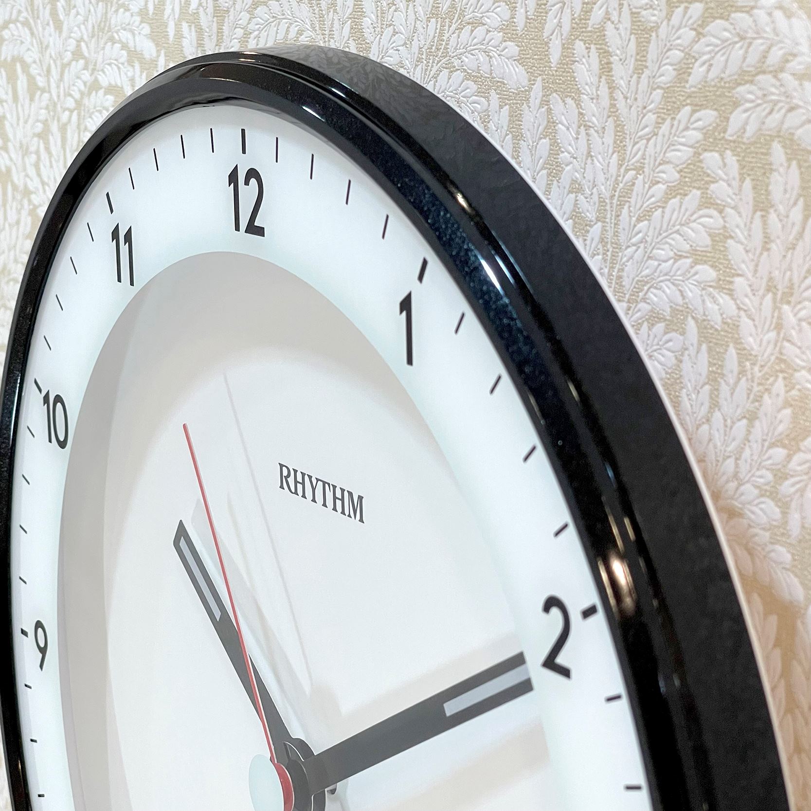 Đồng hồ Rhythm CMG628NR02 – Kt 32.0 x 4.8cm, 720g. Vỏ nhựa. Dùng Pin.