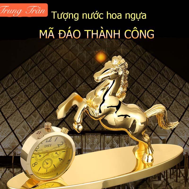 NGỰA VÀNG KÈM ĐỒNG HỒ &amp; NƯỚC HOA TRANG TRÍ Ô TÔ