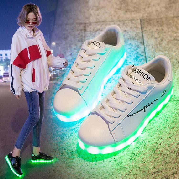 Giày phát sáng màu trắng chữ hàn nhịp tim ngược phát sáng 7 màu 8 chế độ đèn led cực đẹp cá tính Hàn Quốc