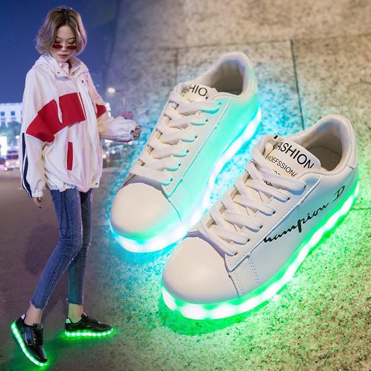 Giày phát sáng màu trắng chữ hàn nhịp tim ngược phát sáng 7 màu 8 chế độ đèn led cực đẹp cá tính Hàn Quốc