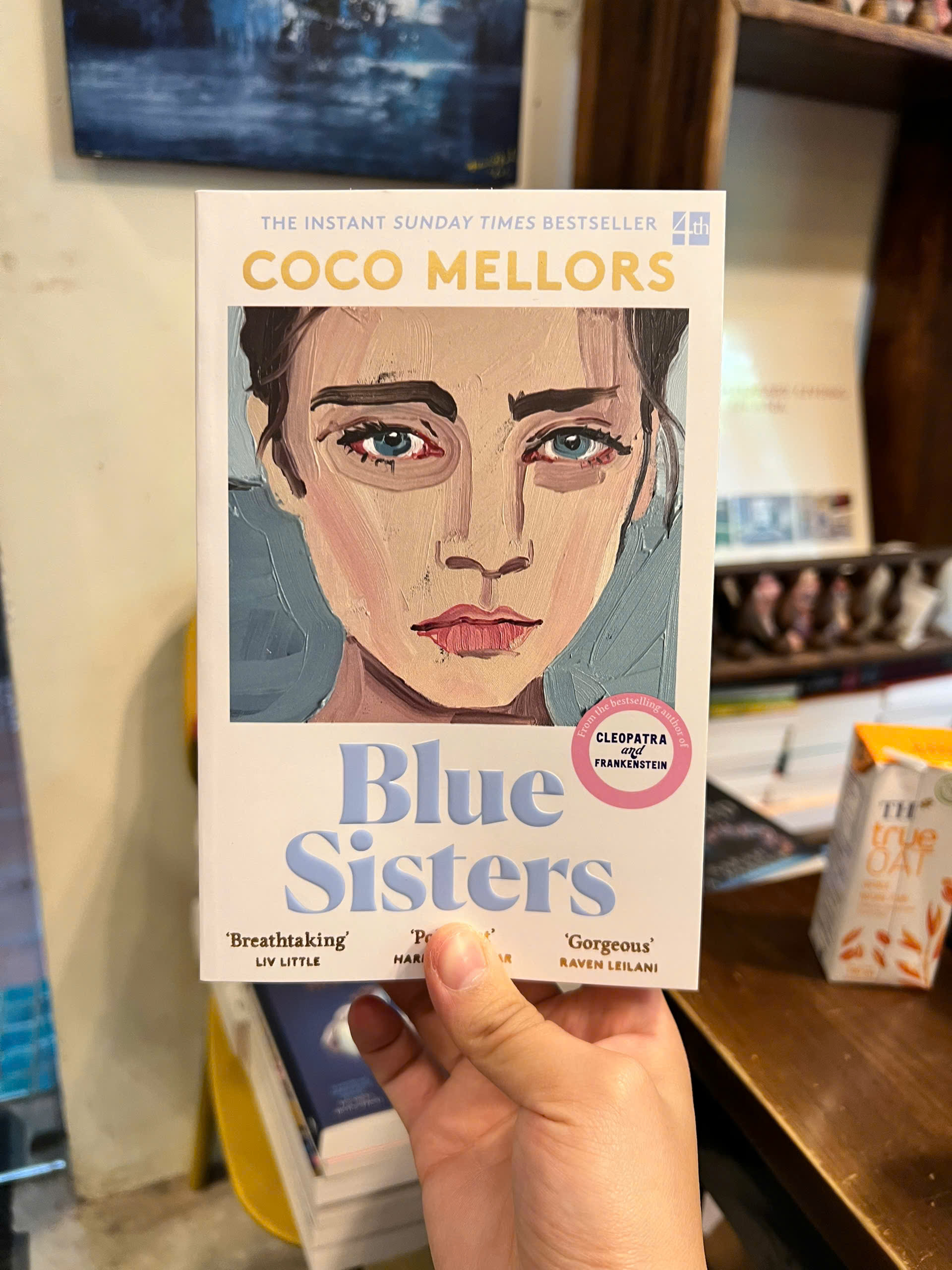Sách - Blue Sisters by Coco Mellors | Literary Fiction / BookTok / Ngoại văn Nhập khẩu UK / Văn học