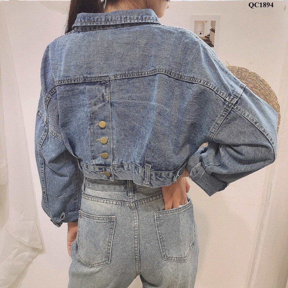Áo khoác jean nữ croptop trơn màu xanh nhạt, áo khoác bò form ngắn túi đôi cá tính, sexy, cute - LARI JEAN