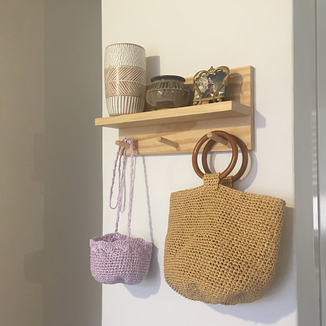 kệ gỗ treo tường gỗ thông tự nhiên treo quần áo kích thước 60x15x10 cm
