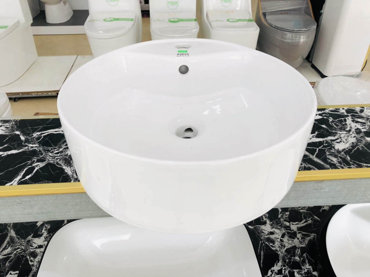 Chậu rửa mặt lavabo để bàn AQ601, Hình tròn sâu, màu trắng, sạch đẹp