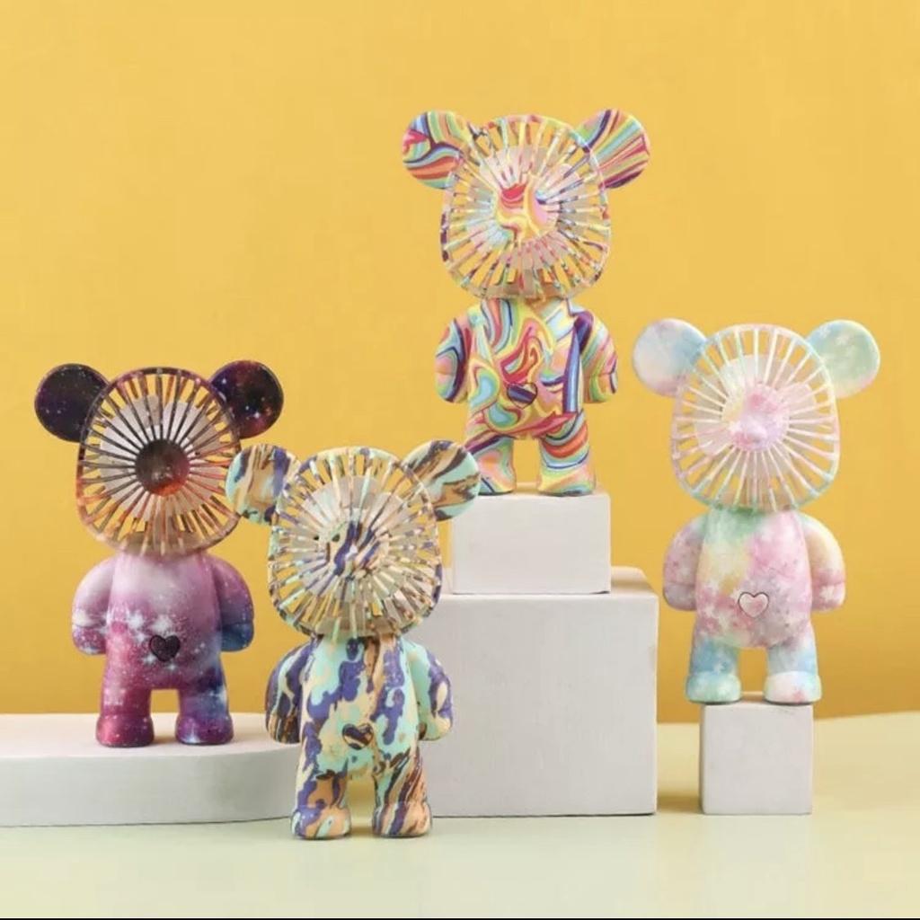 Quạt Gấu Bearbrick Mini Để Bàn Cầm HOT HIT TIKTOK Có Cổng Sạc USB Thiết Kế Nhỏ Gọn