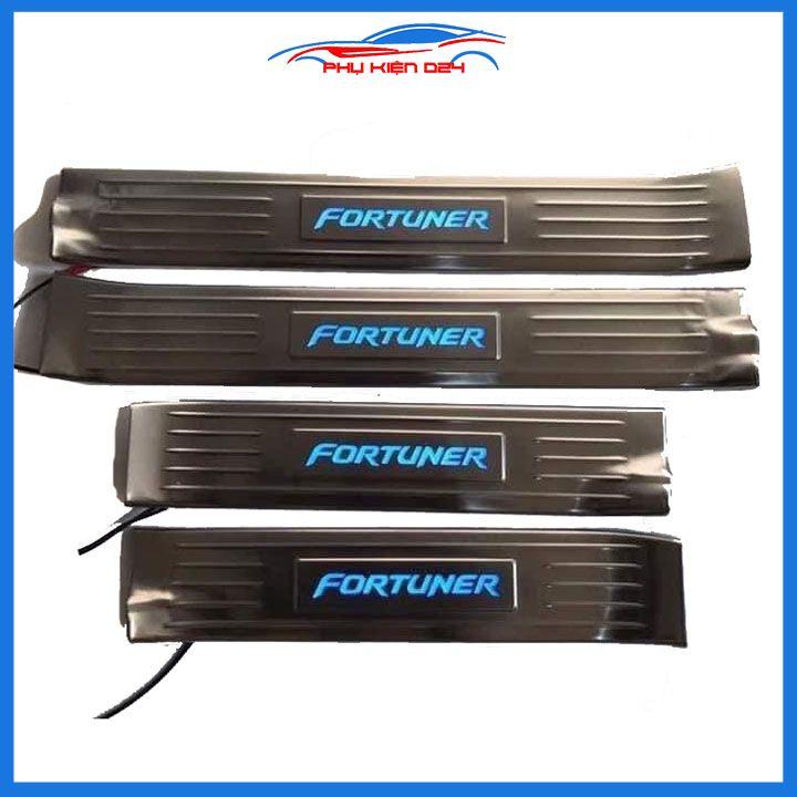 Bộ nẹp bước chân trong Inox Fortuner 2017-2018-2019-2020-2021-2022 có đèn Led chống trầy xước, trang trí xe hơi