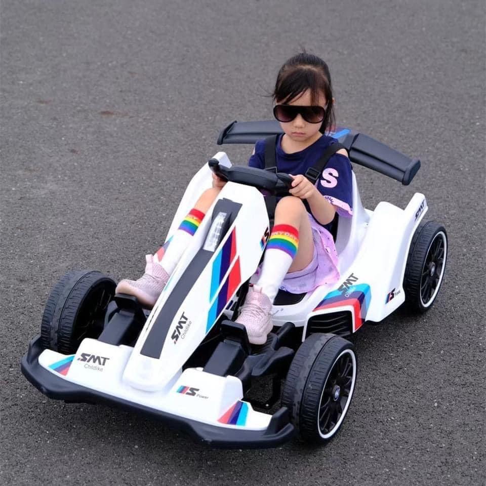 Ô tô điện trẻ em BABY - KID Kiểu dángThể Thao Drift Car F1 Cao cấp siêu ngầu 2 động cơ lớn ắc quy 12v (Đỏ-Vàng-Trắng)