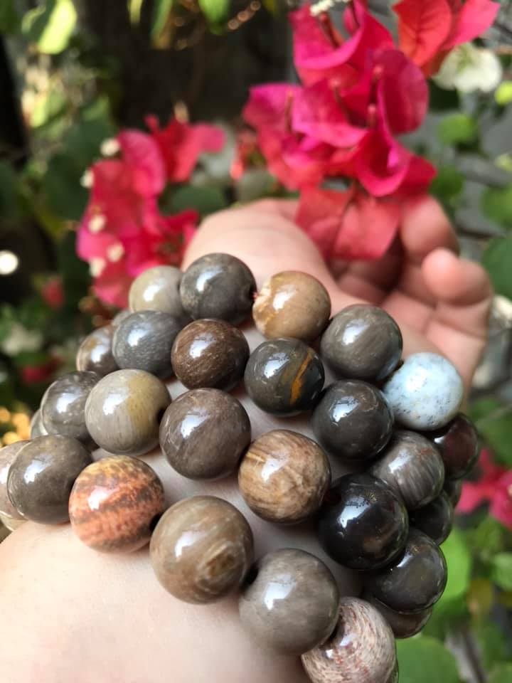 Vòng Gỗ Hóa Thạch Màu Vân Tự Nhiên Bóng Đẹp Nam Đeo size 13mm Màu Trắng Nâu Sáng Bóng Vàng Nhẹ Nam đeo vào tay đẹp sang tốt rẻ nữa ạ