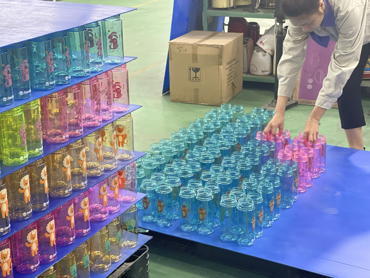 Bộ combo bình nước cầm tay Rạng Đông 500ml model RD-05P2.Combo kèm sáp màu Oringa 12 màu Hồng Hà, hộp đựng có quai treo xinh xắn, thích hợp làm quà tặng cho các em thiếu nhi