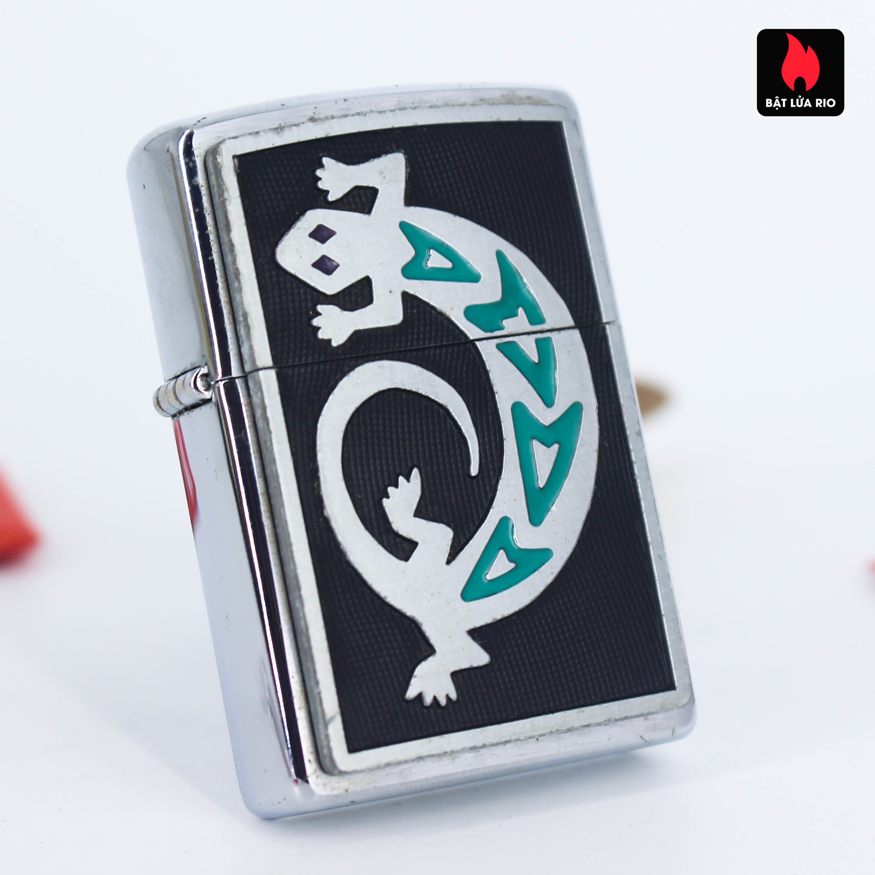 Bật Lửa Zippo 2005 – Zippo Emblem Silver Lizard Brushed Chrome