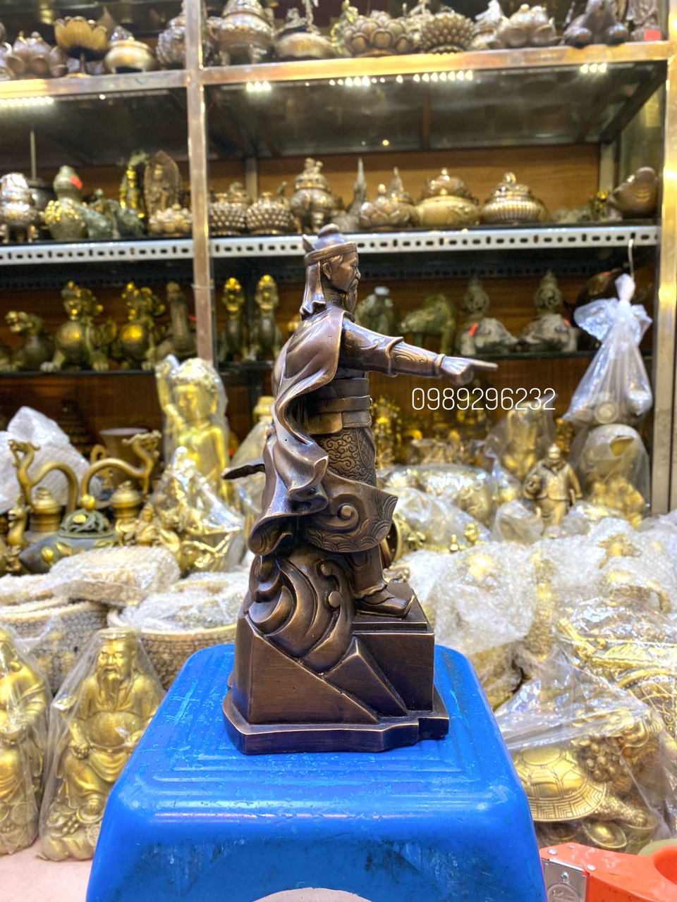 Tượng Hưng Đạo Đại Vương Trần Quốc Tuấn chỉ tay bằng đồng hun - Tượng Trần Quốc Tuấn