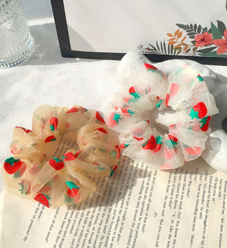 SET 3 DÂY CỘT TÓC SCRUNCHIES VẢI VOAN DÂU TÂY SẮC NÉT TẶNG KÈM MỘT DÂY CỘT TÓC QUẢ BƠ SIÊU DỄ THƯƠNG (Giao Màu Ngẫu Nhiên)