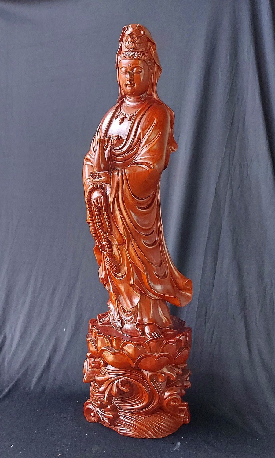 Tượng Phật Quan Âm Bồ Tát tọa lạc đài sen bằng gỗ Hương - C60
