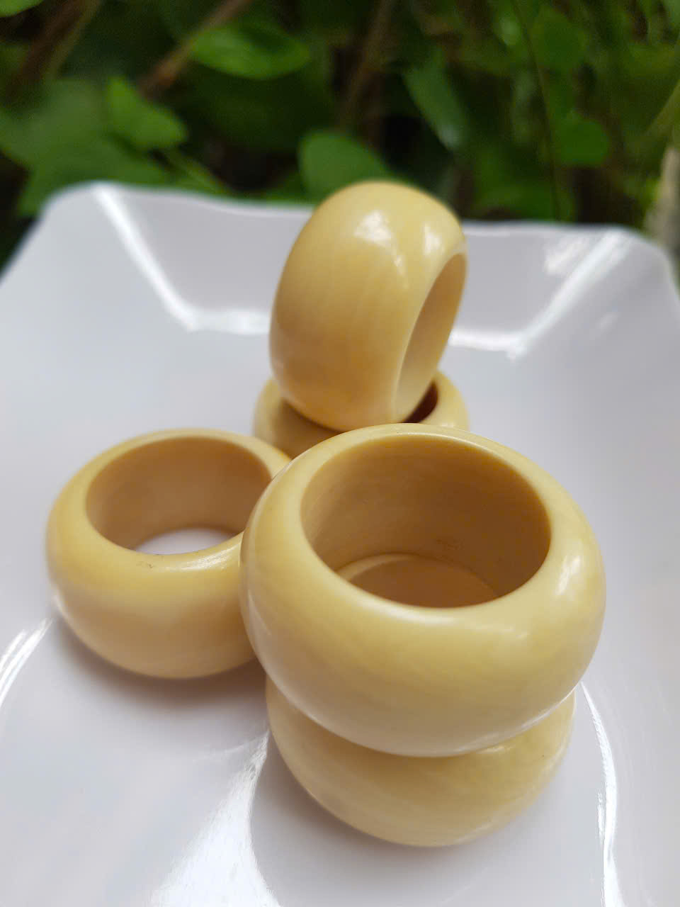 Nhẫn Nam Giả Ngà hay Xương Mỹ Nghệ màu trắng Ni 20mm Cao 16mm Dầy 5mm Dành Cho Các Anh Nam đeo nhẫn ngón tay cái hay bất kỳ ngón tay nào ni lọt vừa tay là 20mm rẻ vẫn đẹp như thường ạ