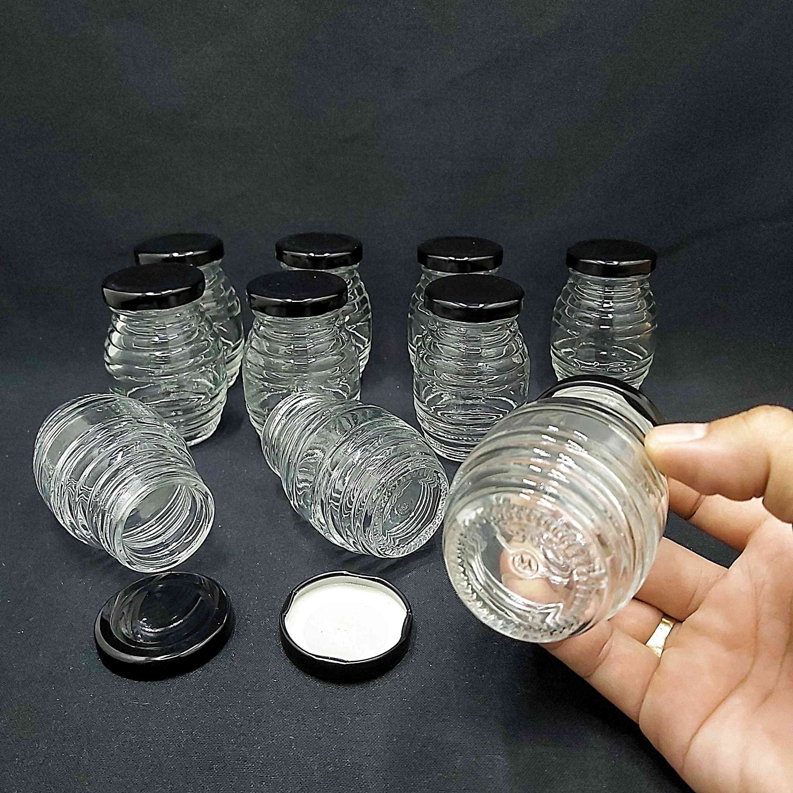 Combo 10 hũ thủy tinh 100ml mẫu con ong nắp thiếc đen vặn – hủ đựng mật ong, yến chưng, gia vị, sữa chua