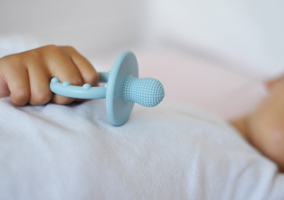 MinikOiOi Gặm nướu tay cầm bằng silicone cao cấp giúp giảm đau và ngứa nướu cho bé