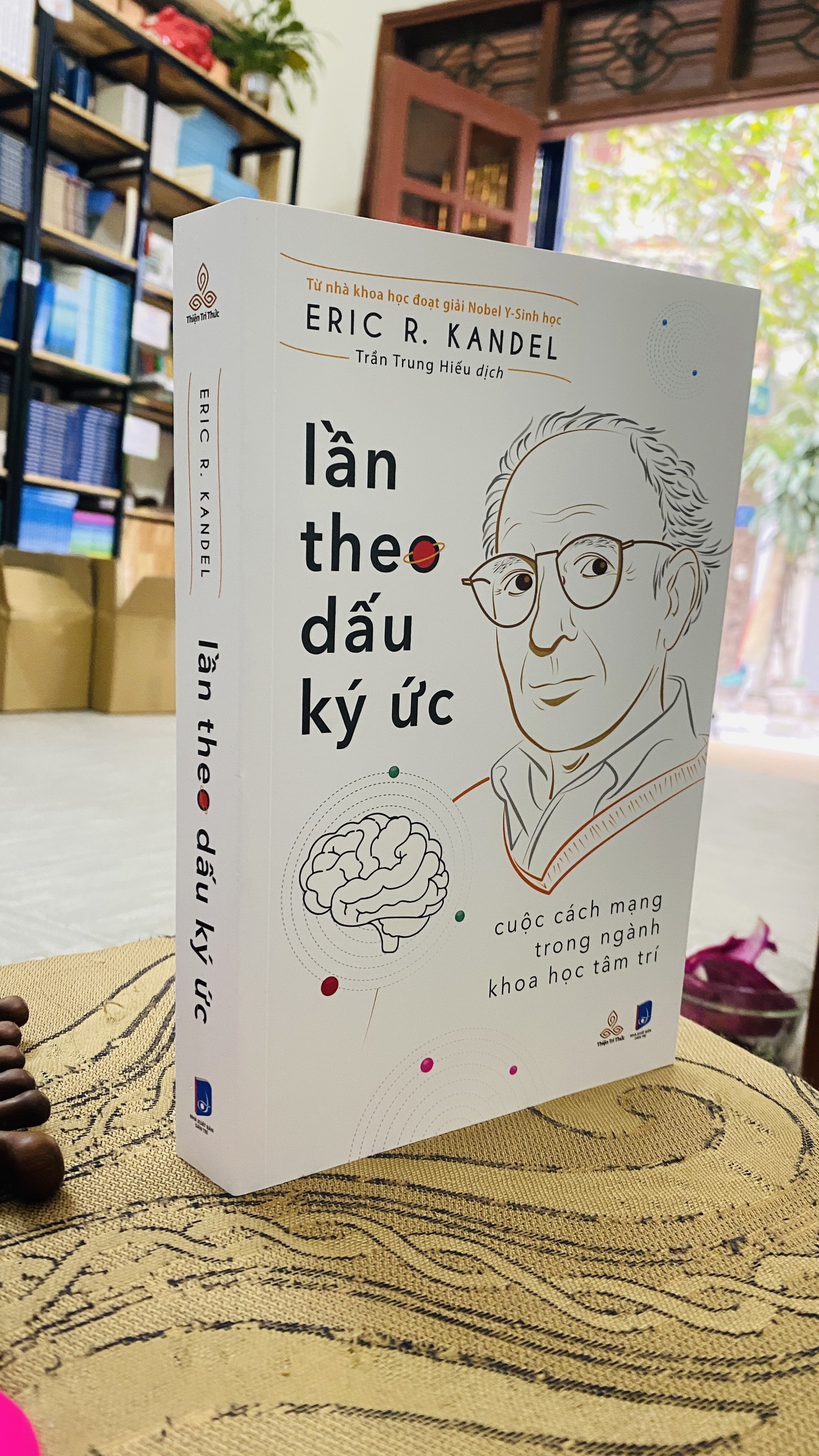 (cuốn sách của bác sĩ y khoa nhận giải Nobel Y-Sinh học) LẦN THEO DẤU KÝ ỨC - CUỘC CÁCH MẠNG TRONG NGÀNH KHOA HỌC TÂM TRÍ - Eric R. Kandel - Thiện Tri Thức