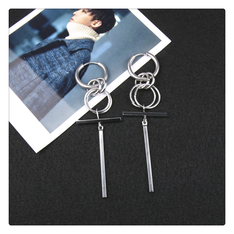 Khuyên tai nam V BTS đeo phong cách unisex