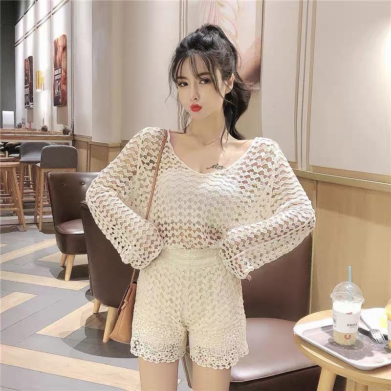 Áo đan lưới hình trái tim đi biển