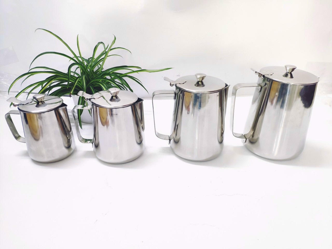 Ca đánh sữa inox có nắp 1.4 va 1.8 lit