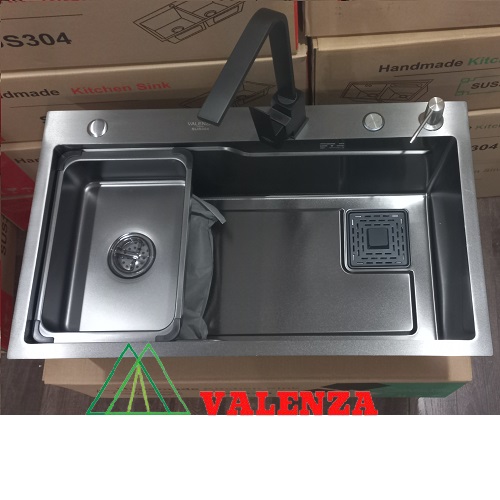 Combo chậu rửa chén bát 1 hố lớn Valenza size 7846 sus304 nano đen kháng khuẩn kèm vòi rửa bát nano Vuông Valenza sus304, bộ xả to ngăn mùi, khay inox kín-TẶNG BÌNH NƯỚC RỬA CHÉN