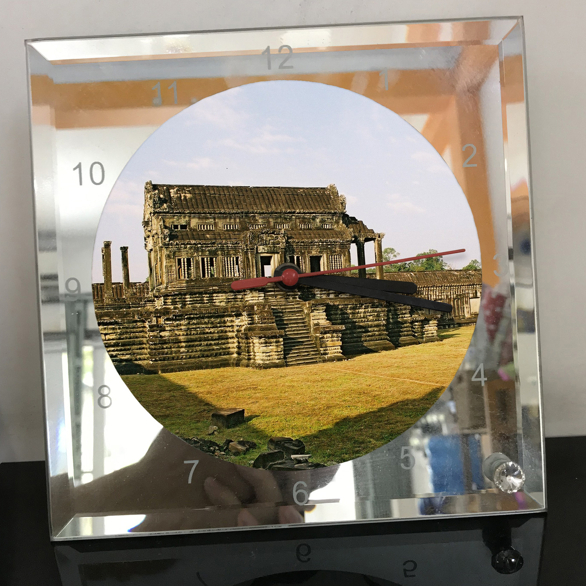 Đồng hồ thủy tinh vuông 20x20 in hình đền Angkor Wat (5) . Đồng hồ thủy tinh để bàn trang trí đẹp chủ đề tôn giáo