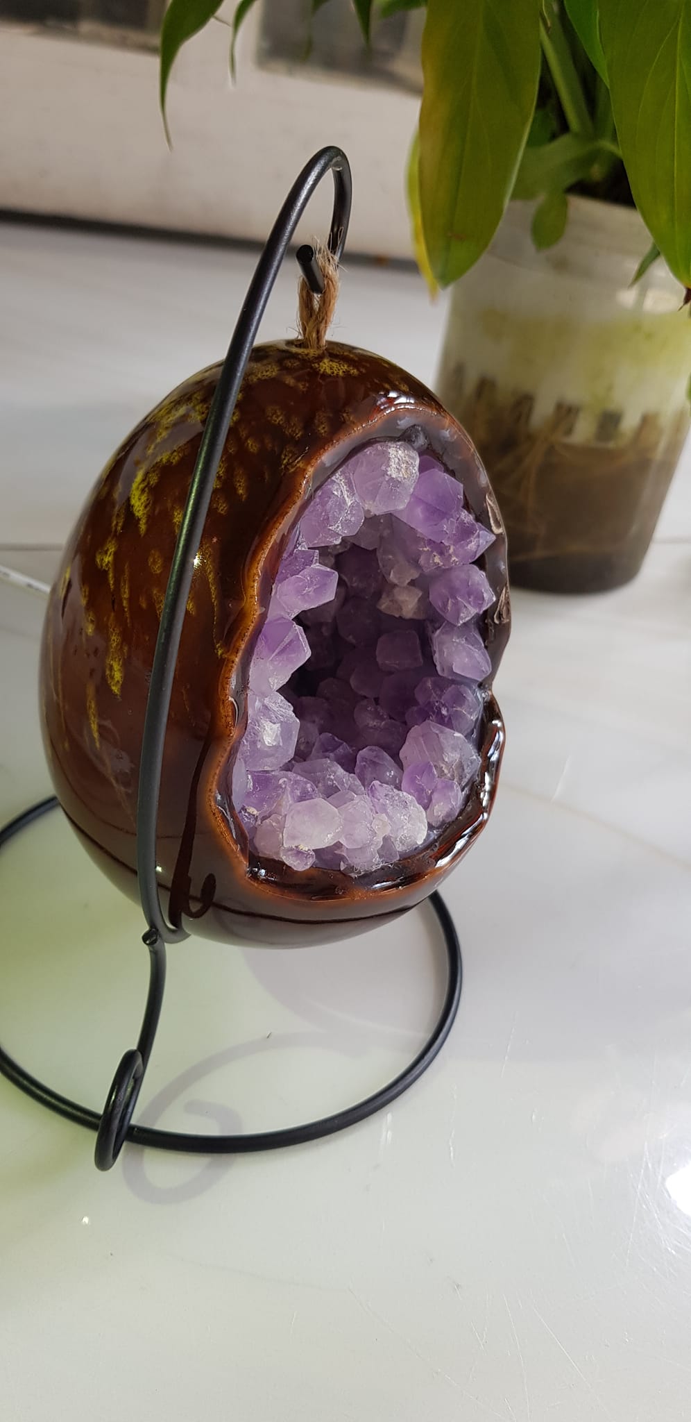 Miếng thạch anh tím tự nhiên hốc sâu có đế kiểu có đèn điện công dụng hút tài lộc Size cả chân Cao 16cm đk 12cm miếng tím cao 10cm x đk 8cm Anh Chị để bàn trang trí nhà bàn thờ Thần Tài và treo trong phòng làm đèn ngủ may mắn màu tím thật sự rất tốt đẹp ạ