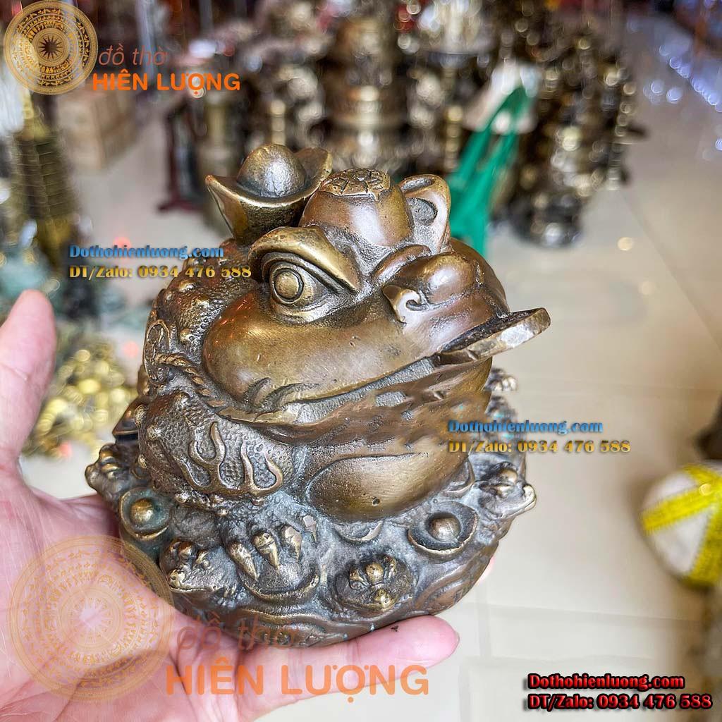 Thiềm Thư Nhiều Đầu Ngồi Bệ Vàng Cao 15cm Bằng Đồng Phong Thủy