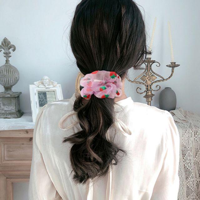 Buộc tóc scrunchies voan phối họa tiết trái dâu