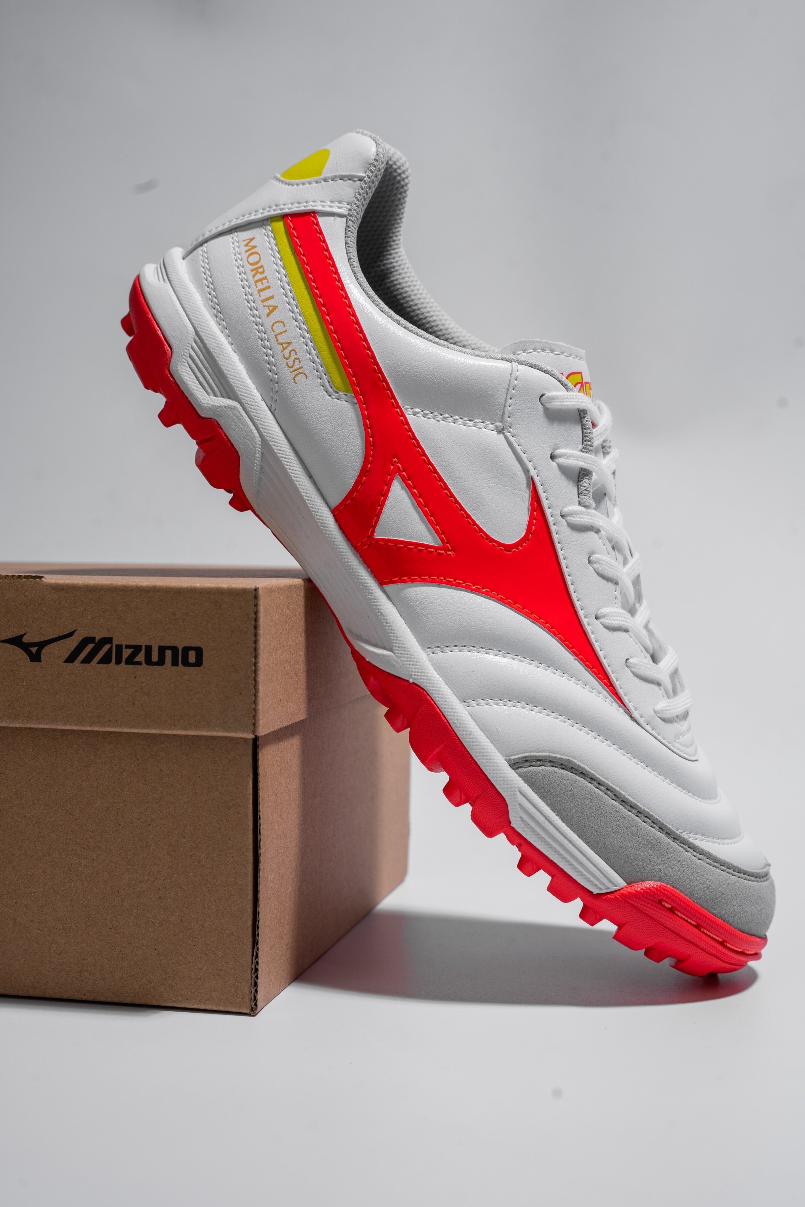 Giày đá bóng Mizuno Morelia Sala Classic TF - Q1GB230264 - Trắng/Đỏ