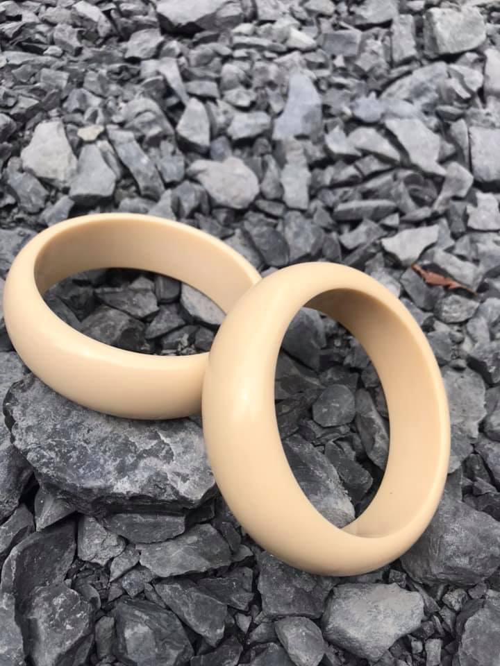 VÒNG TO LẮM TAY NAM GIẢ NGÀ HAY GỌI LÀ XƯƠNG MỸ NGHỆ BẢN TRƠN DẦY VÒNG NI 72mm x CAO 22mm x DẦY 11mm DÀNH CHO CÁC ANH NAM TAY LỚN 90kg-100kg ĐEO ĐẸP Ạ