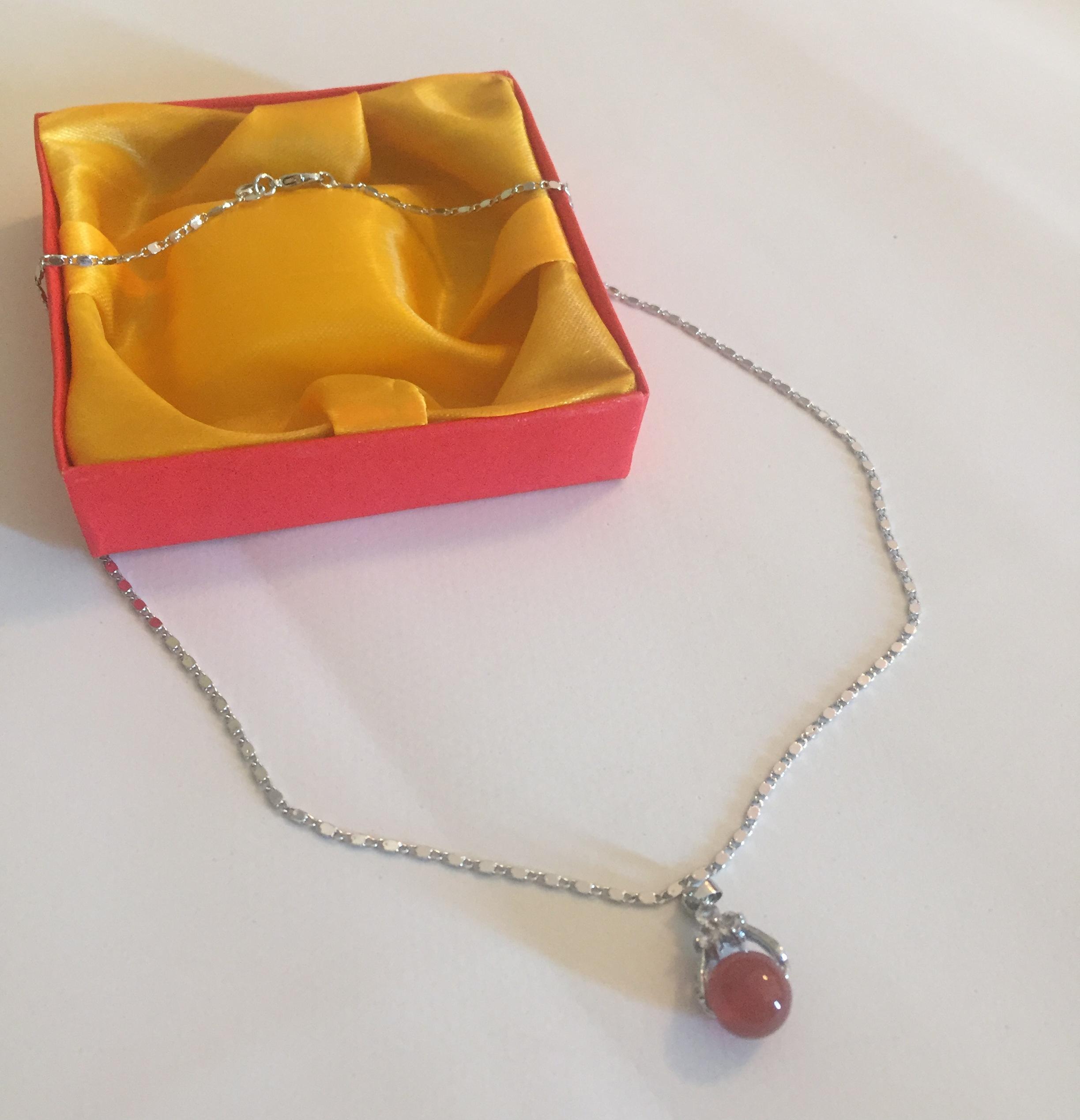 Set Mặt dây chuyền Hồng Ngọc Malaysia cao 0.8cm Hình tròn - Dây chuyền hợp kim mạ Titanium không rỉ không bay màu dài 45 cm và hộp đựng cung hỷ, Thiết kế đơn giản.
